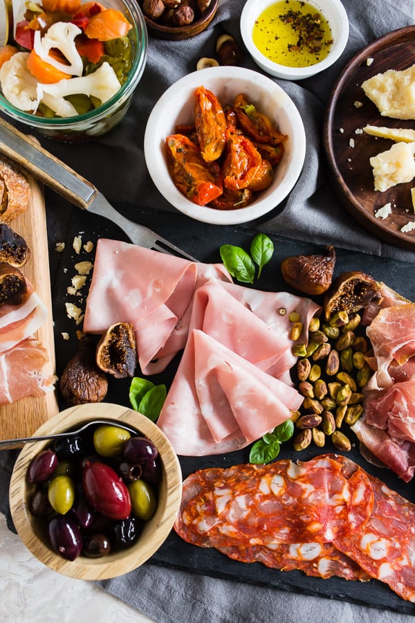 Denna italienska salumi -tallrik är den perfekta kombinationen av utsökt importerat italienskt kött, importerad italiensk ost, valnötter, torkad frukt, oliver, rostade tomater, inlagda grönsaker och grillat bröd. Den förbereder stora mellanmål eller enkla sommarmåltider - ingen matlagning krävs!