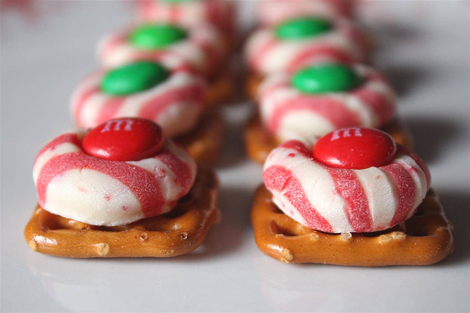 These candy cane pretzel buttons are the perfect easy holiday treat. They are a bit hit with kids and they are ready in just 25 minutes! Hello easy!