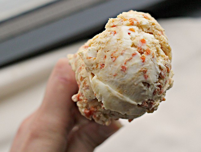 This carrot cake ice cream gives you all the taste of cake packed in a delicious sweet frozen treat. Get into the kitchen and make this right away!