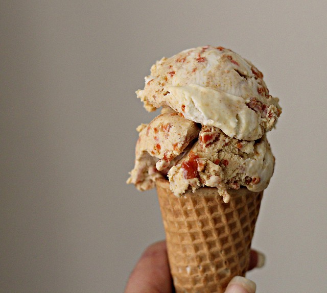 This carrot cake ice cream gives you all the taste of cake packed in a delicious sweet frozen treat. Get into the kitchen and make this right away!