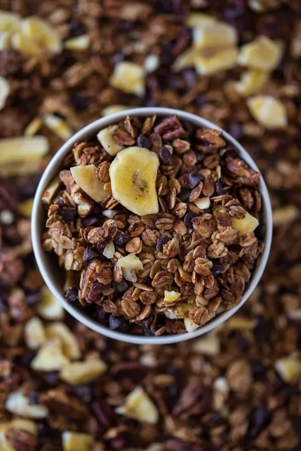 This banana bread granola is packed full of gluten free oats, mashed bananas, banana chips, dark chocolate chips and lots of cinnamon spice. Plus it taste just like fresh baked spiced banana bread!