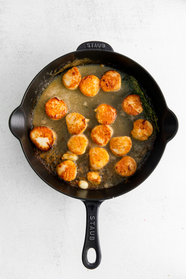 Scallops in a pan with lemon juice. 