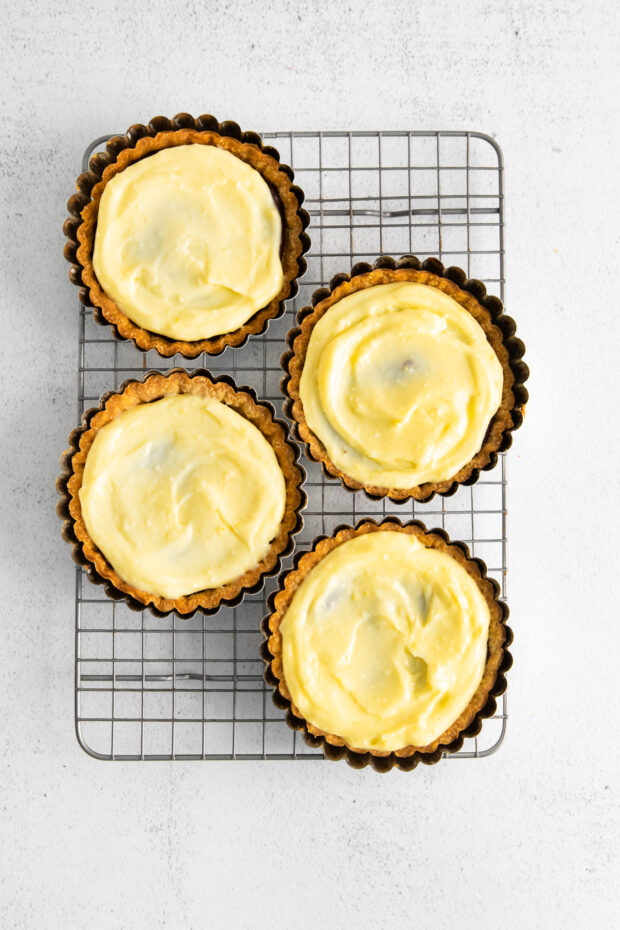 Pie crust filled with pastry cream. 