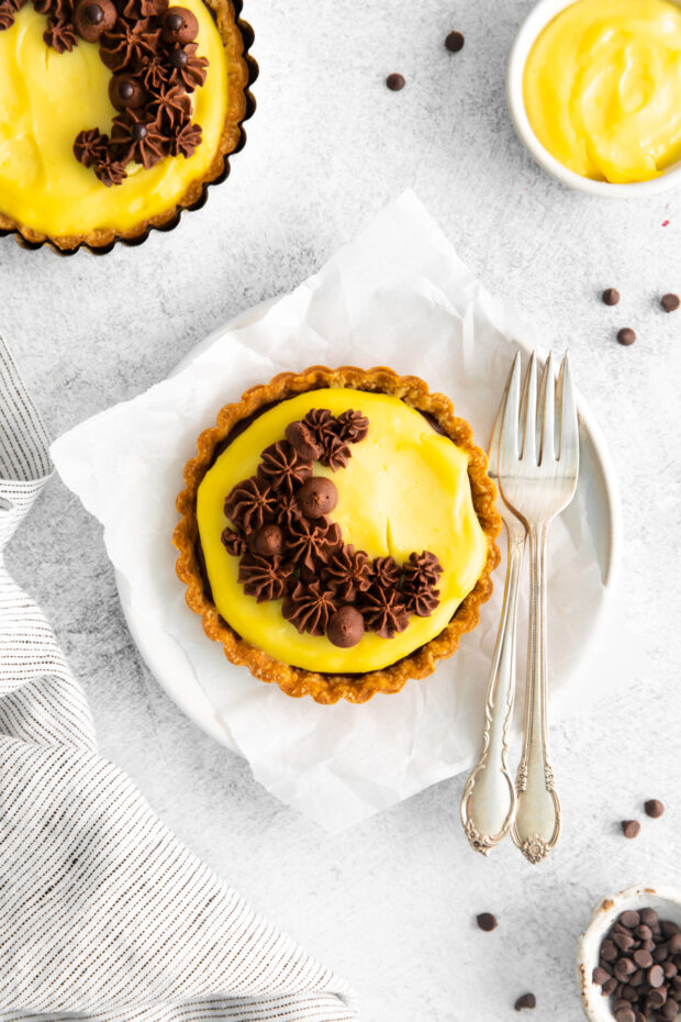 Boston Cream Pie Tarts served with 2 forks. 