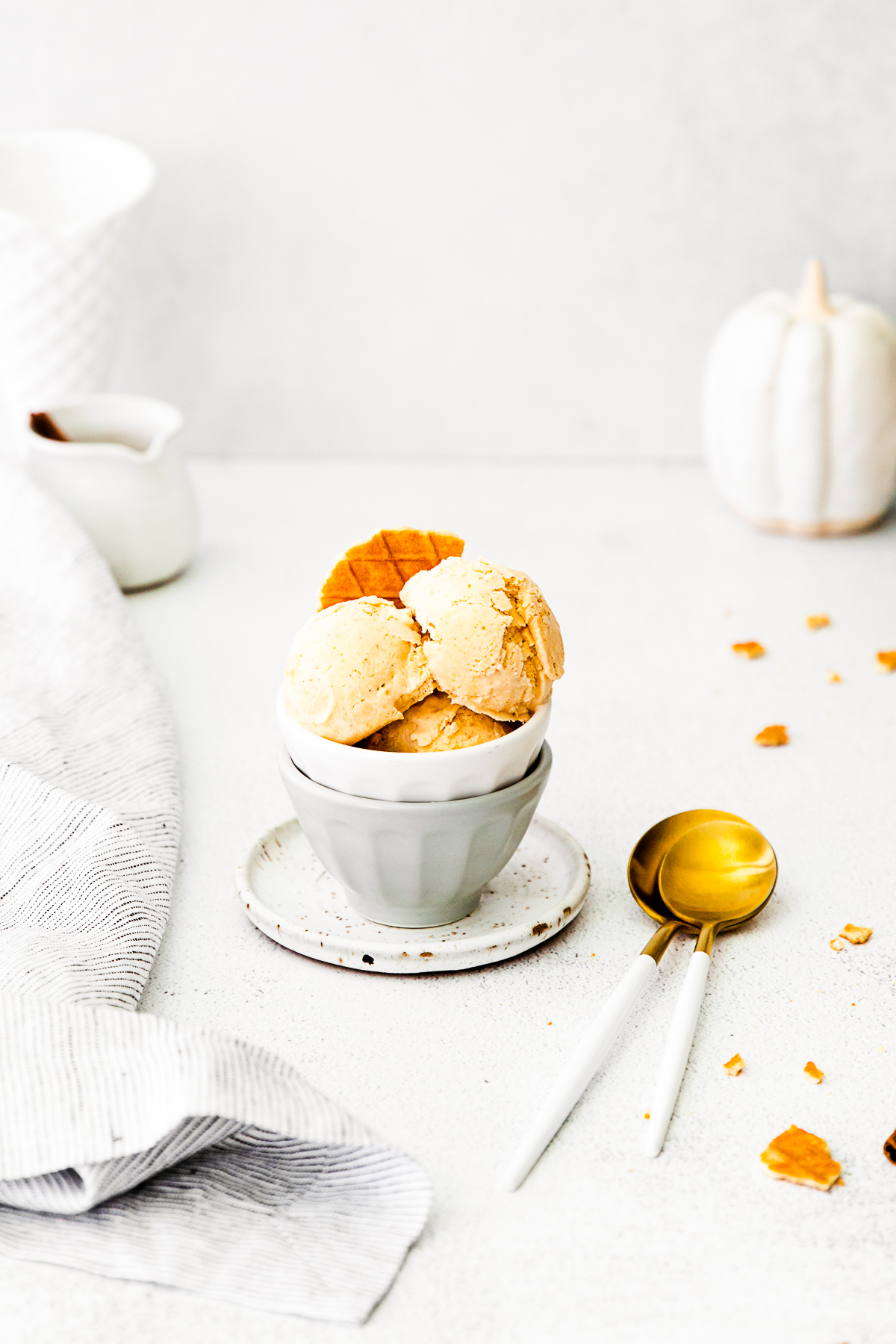 No-Churn Pumpkin Pie Ice Cream in an ice cream bowl. 